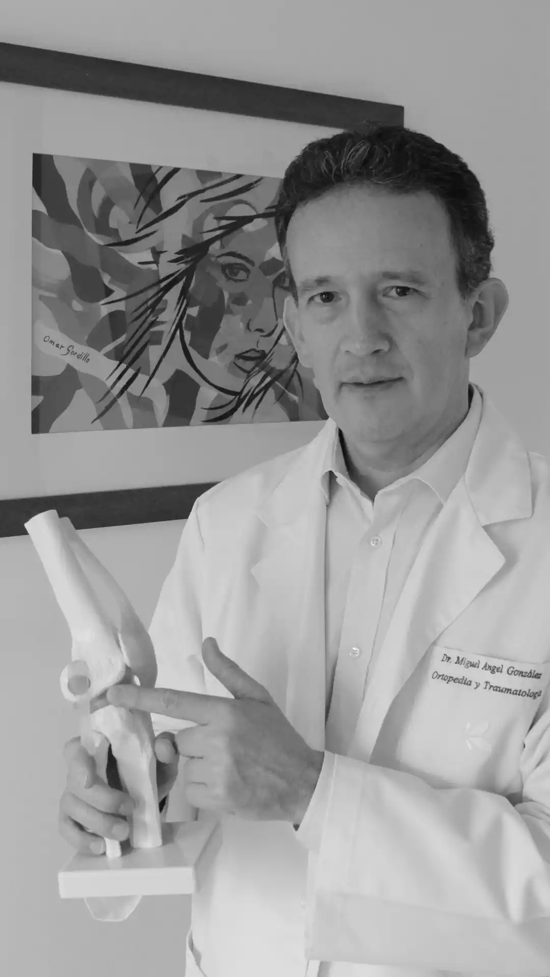 Dr. Miguel Ángel González Reyes explicando salud ósea y rodilla