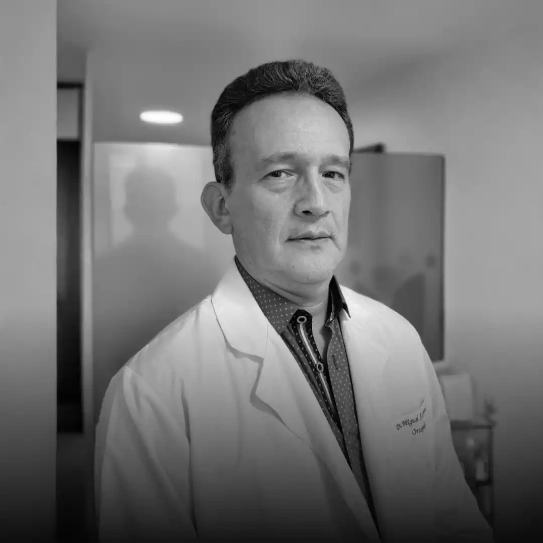 Dr. Miguel Ángel González Reyes explicando salud ósea y rodilla