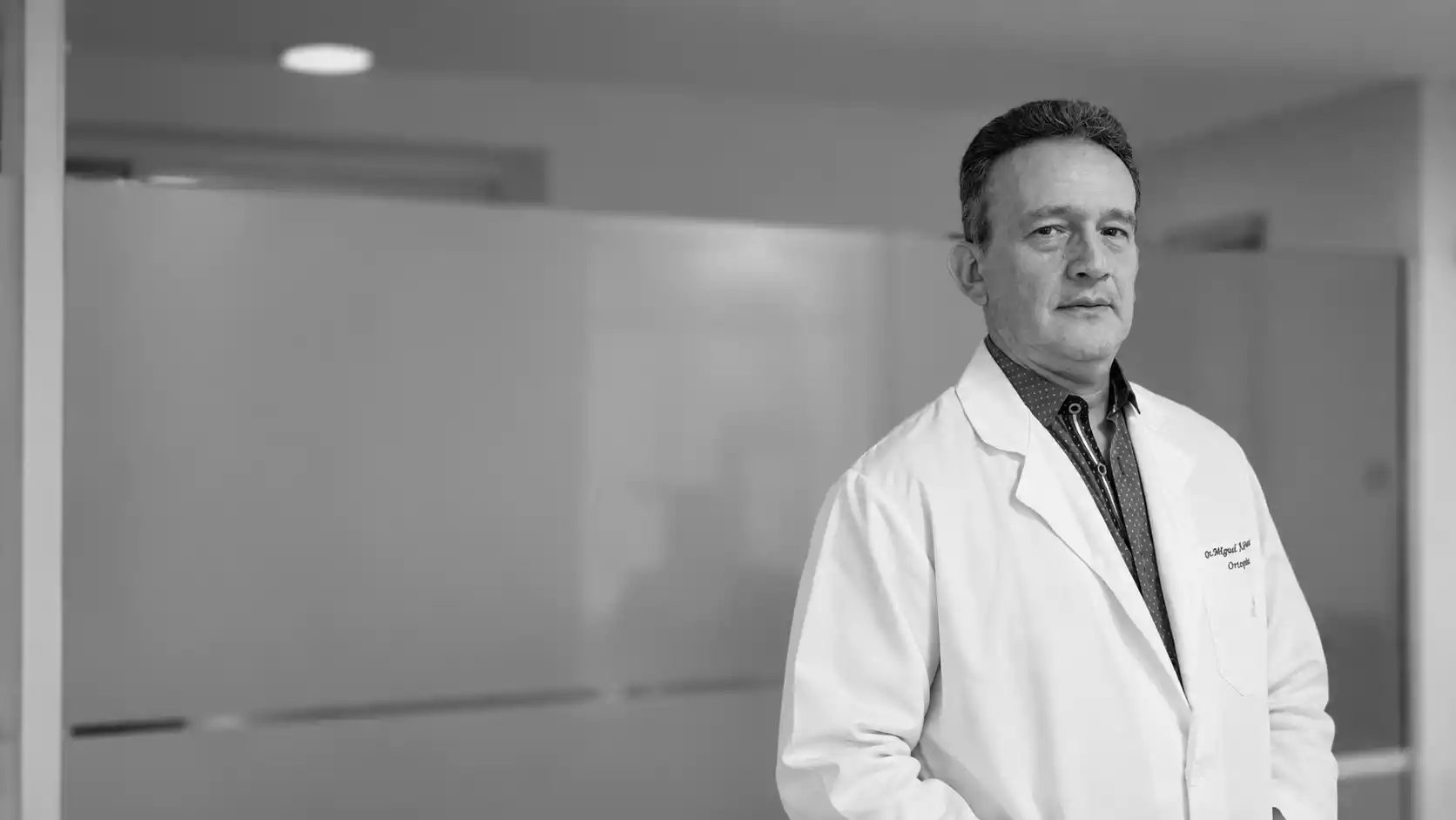 Dr. Miguel Ángel González Reyes explicando salud ósea y rodilla en videos educativos